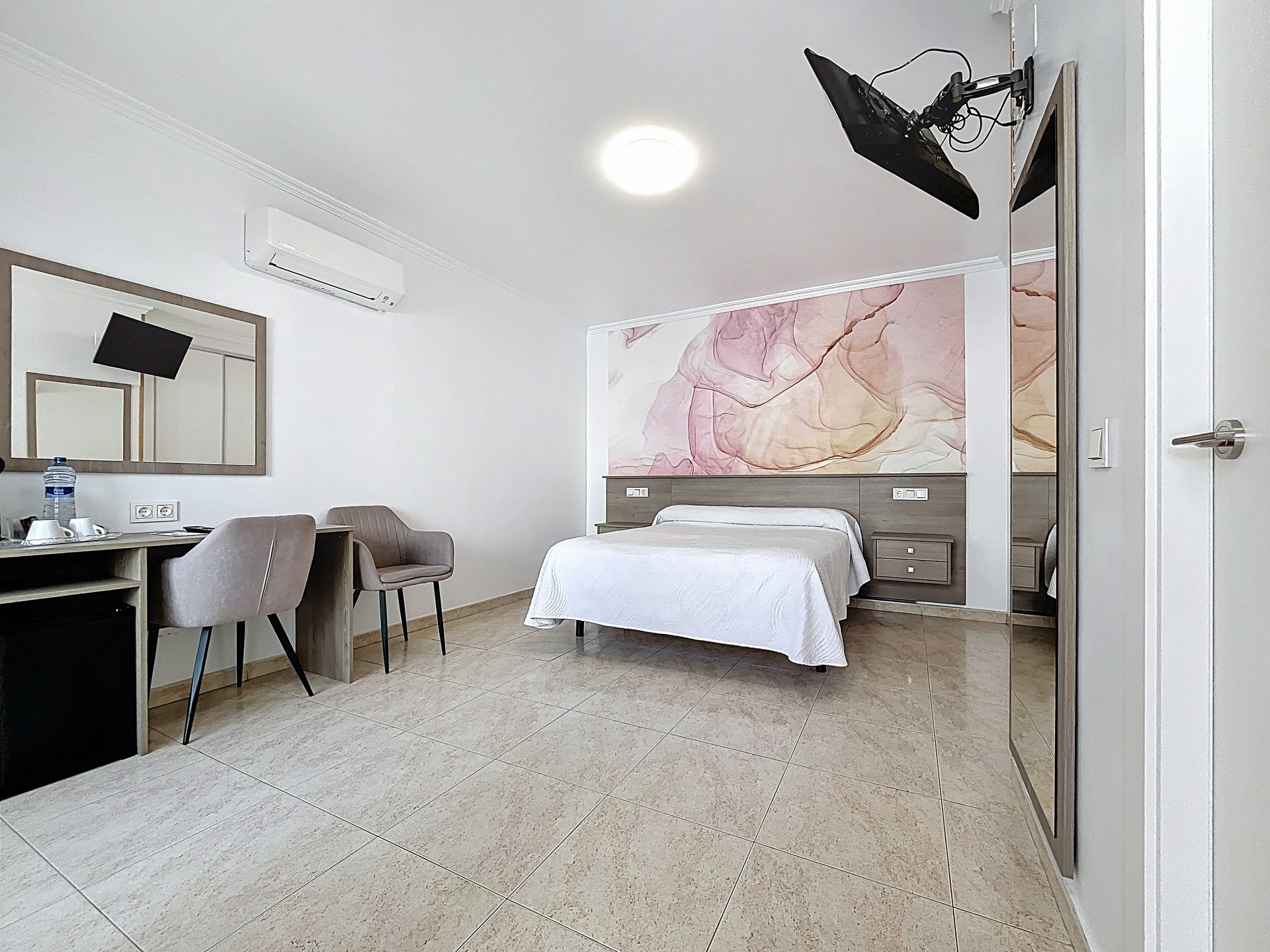 Habitación doble con vistas al patio interior tranquilo – Hotel Noguera Alfaz del Pi